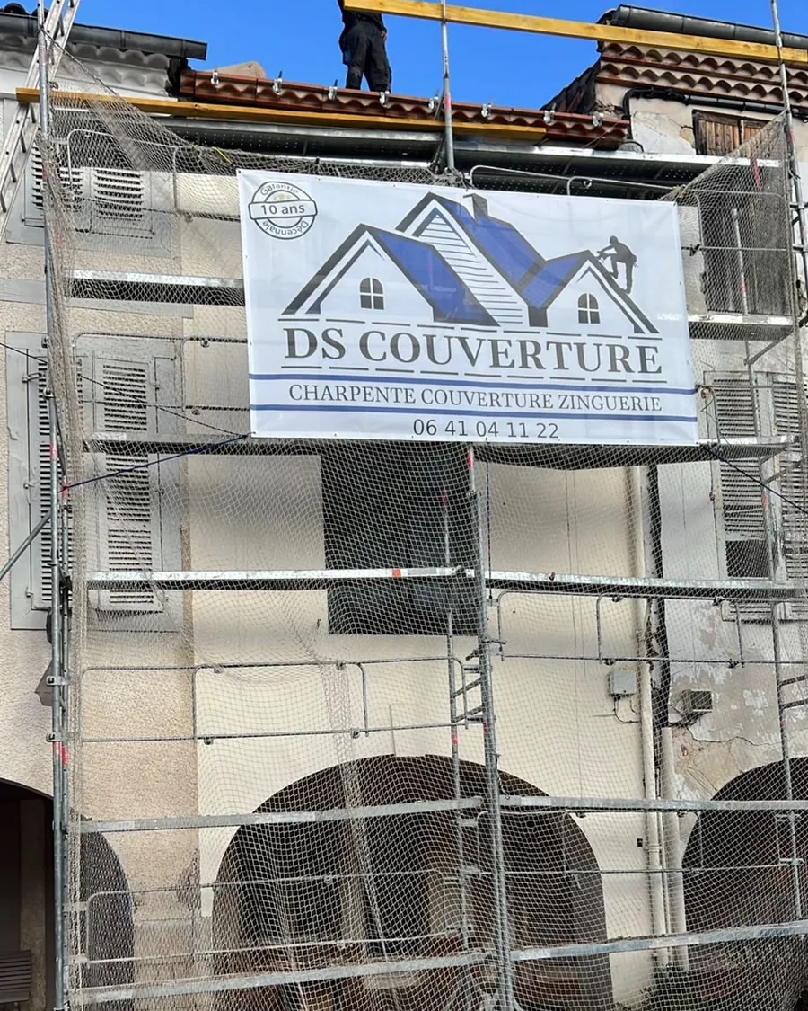 Banderole de chantier DS Couverture sur un échafaudage, façade en cours de rénovation à Bon-Encontre