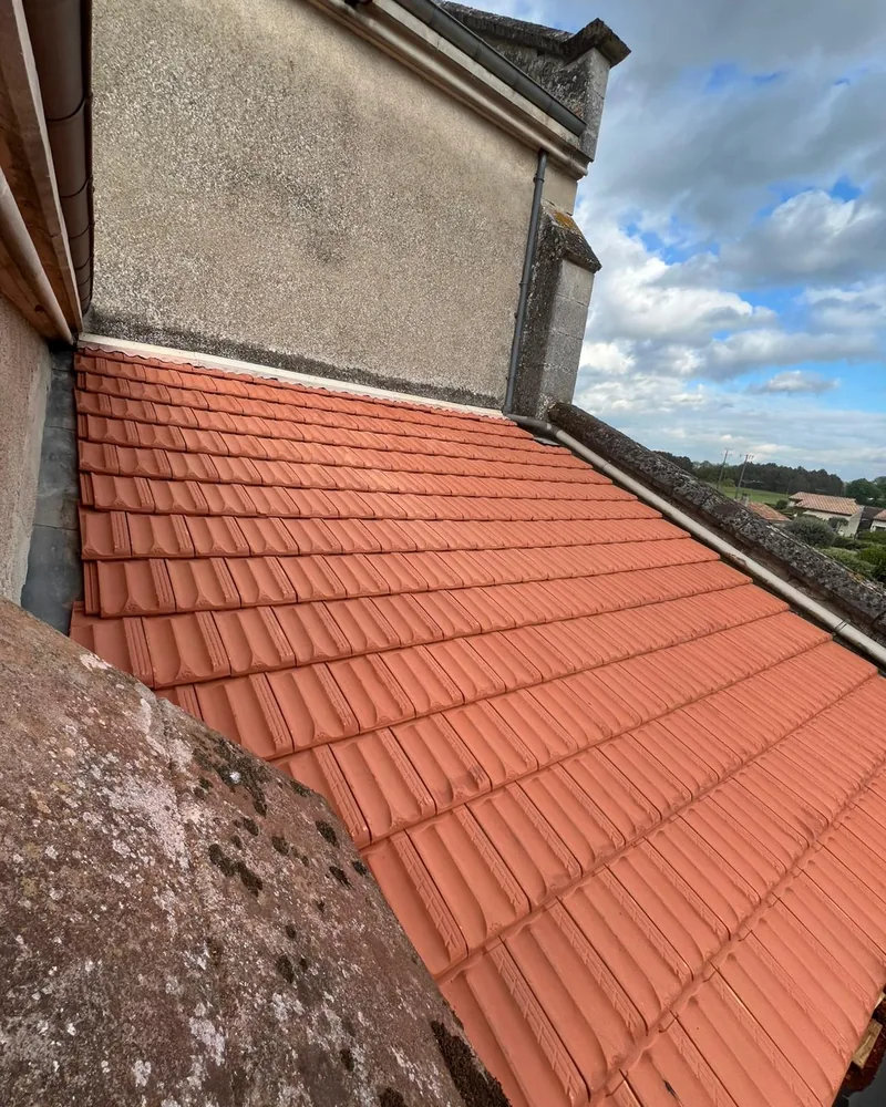 Charpente en bois neuve d’un préau en cours de construction, au Passage