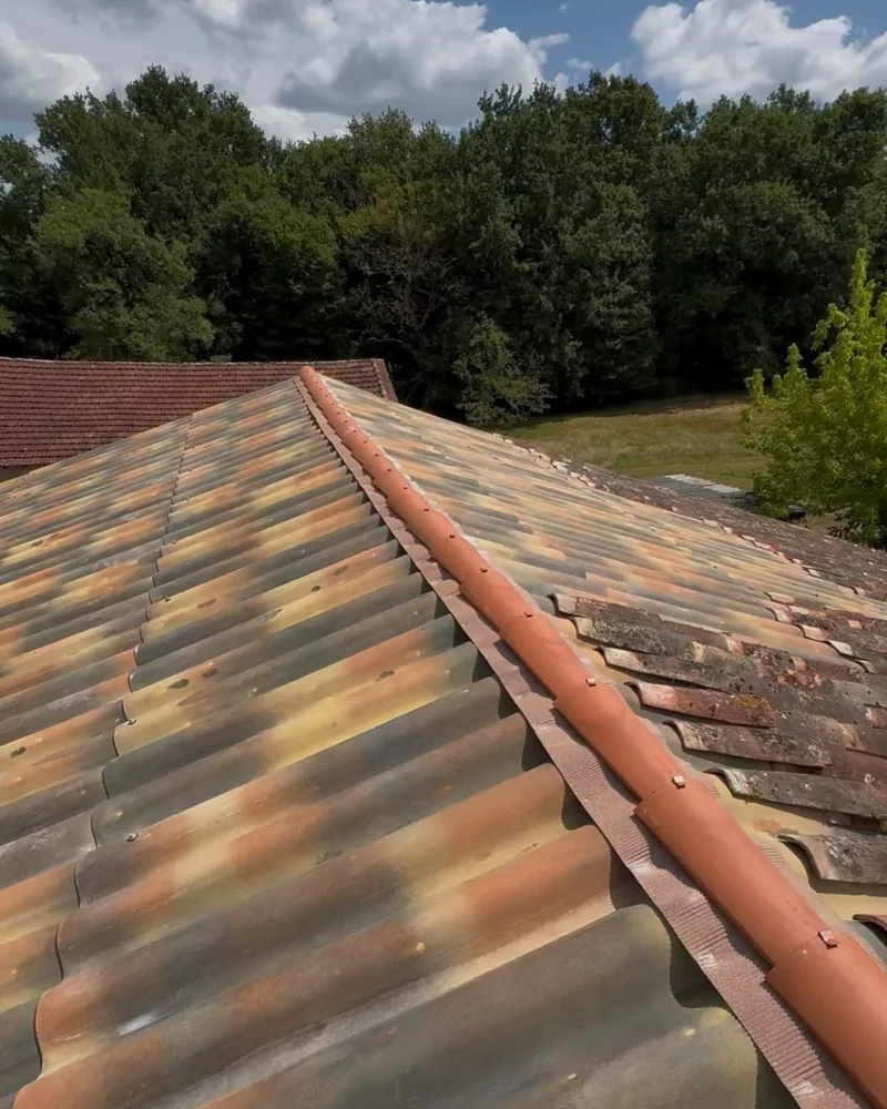 Faîtage en tuiles terre cuite neuf posé sur une couverture en plaques, à Agen